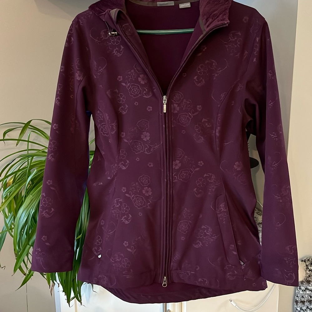 Women’s whit Sierra fall, spring jacket, size medium. In great condition.